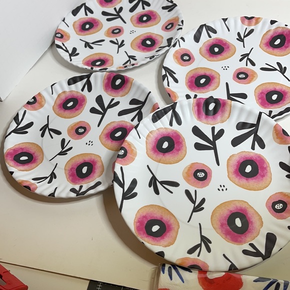 Posies Melamine Plates & Napkin Set - Picture 4 of 6